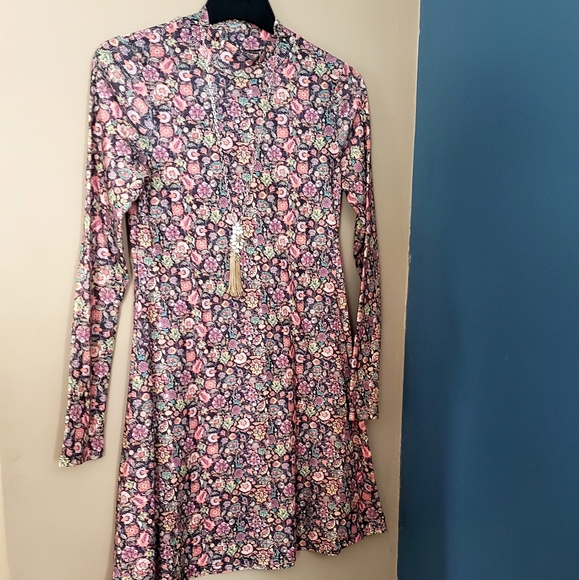 Xhilaration Dresses & Skirts - ADORABLE FLORAL MOCK NECK SHIFT DRESS🌾